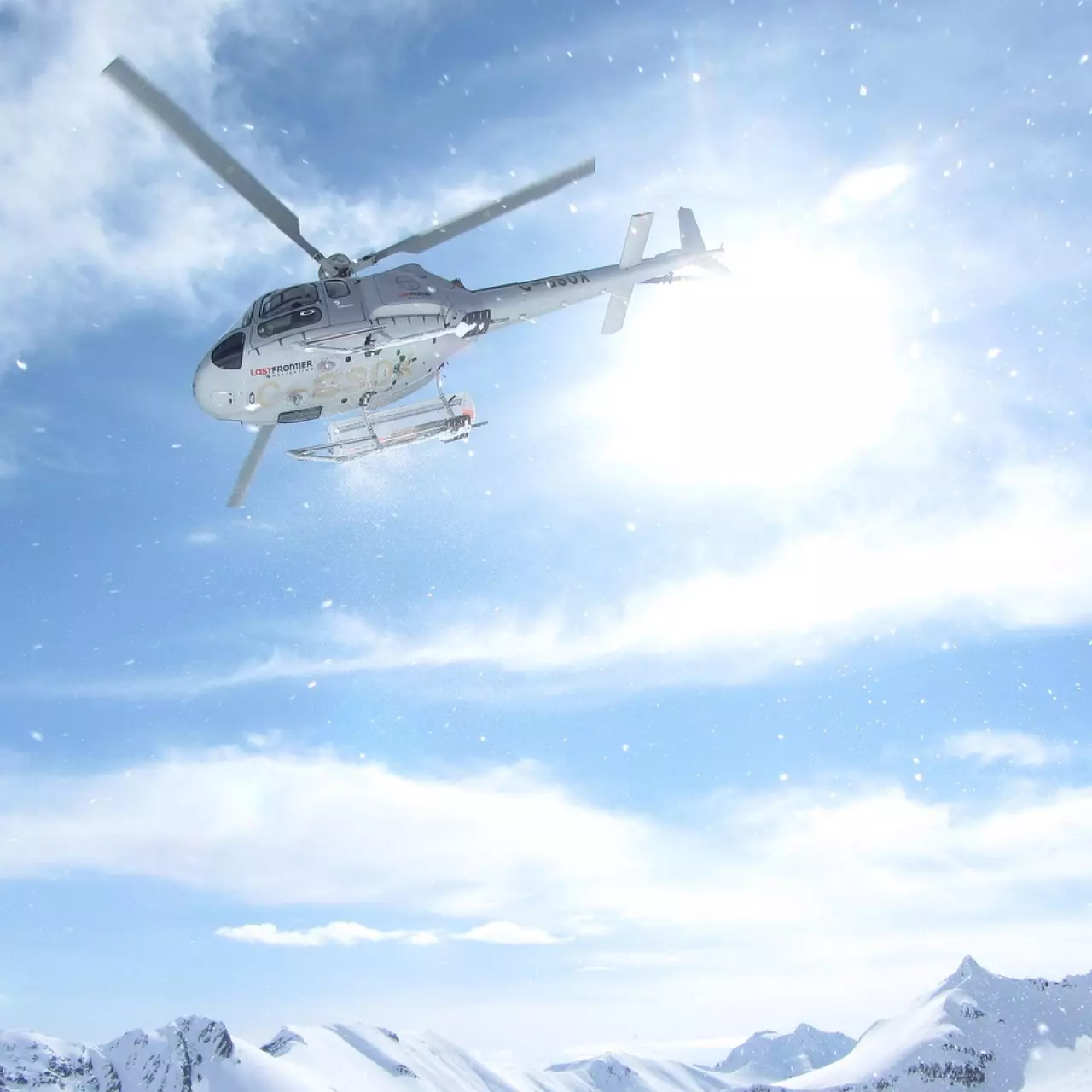 Bild zeigt einen Helikopter mit Skifahrern